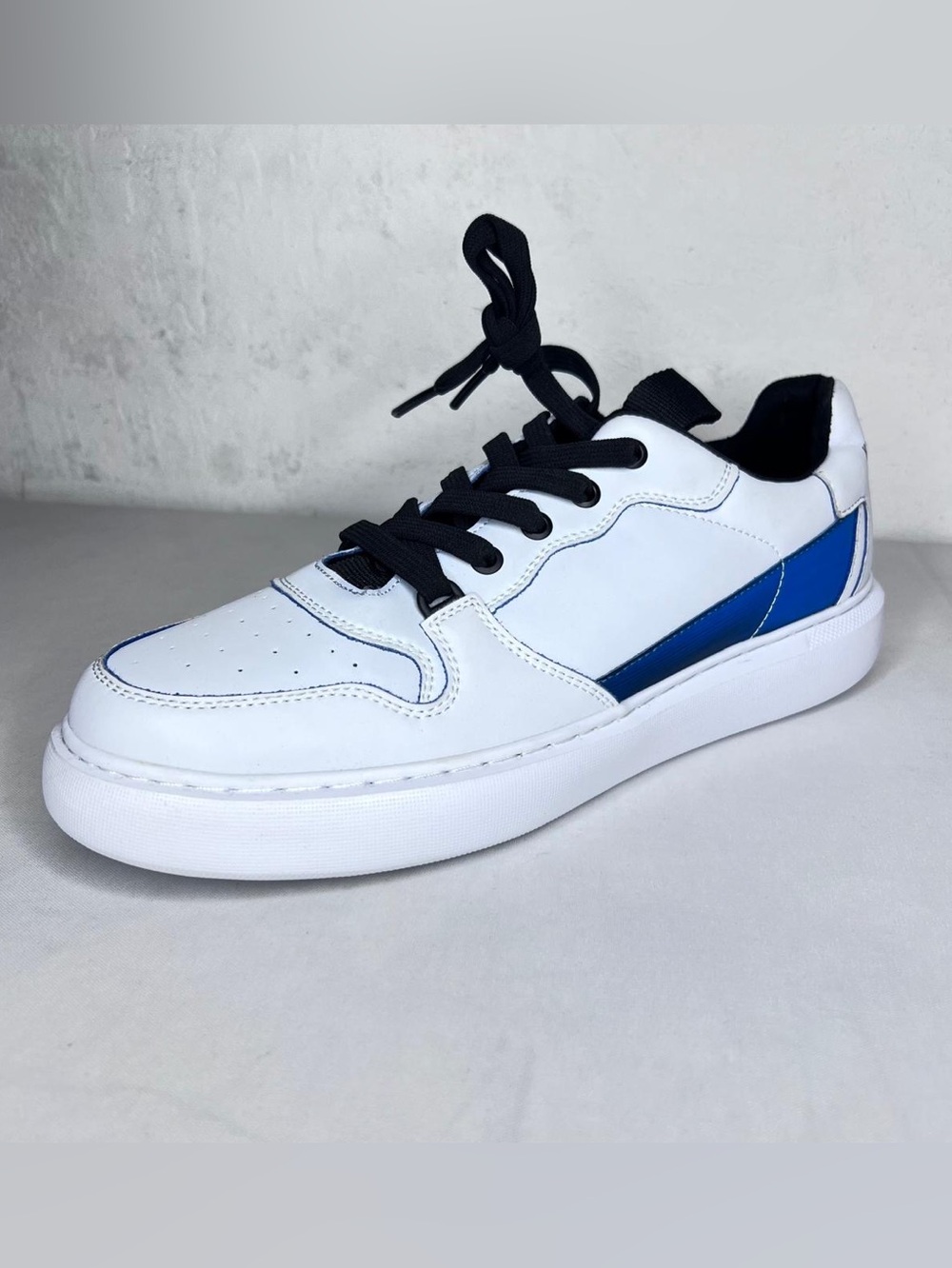 Karl Lagerfeld Paris SINGLE LEFT SHOE ONLY White Leather Sneaker Blue